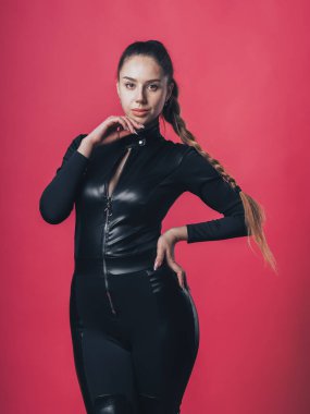 Pembe arka planda poz veren esmer seksi kız.