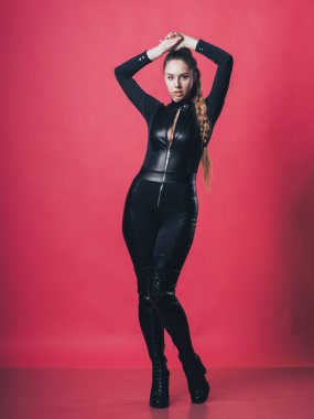 Pembe arka planda poz veren esmer seksi kız.