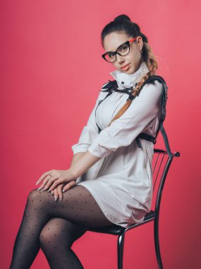 Pembe arka planda poz veren esmer seksi kız.