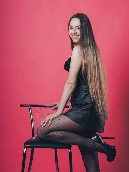 Bruneta Sexy Dívka Pózuje Růžovém Pozadí — Stock fotografie