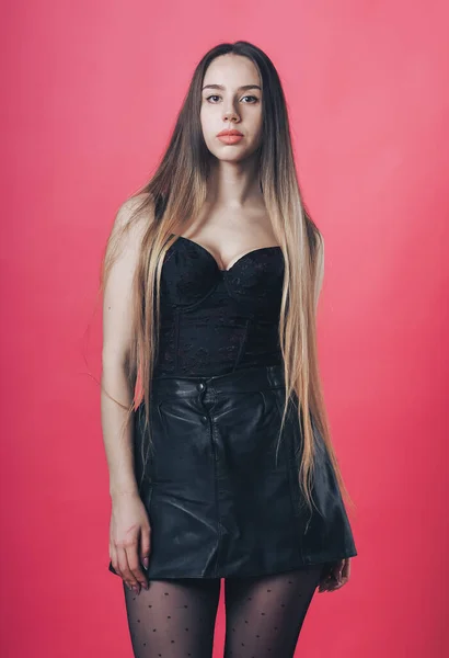 ブルネットセクシー女の子ポルノのザピンクの背景 — ストック写真