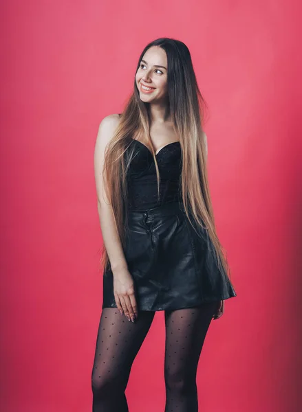Brünette Sexy Mädchen Posiert Auf Dem Rosa Hintergrund — Stockfoto