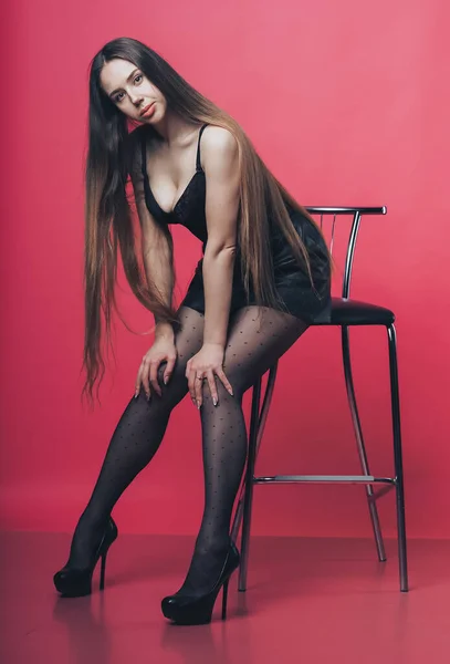 Brunetka Sexy Dziewczyna Pozowanie Różowym Tle — Zdjęcie stockowe