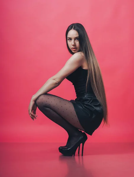 Morena Sexy Chica Posando Fondo Rosa —  Fotos de Stock