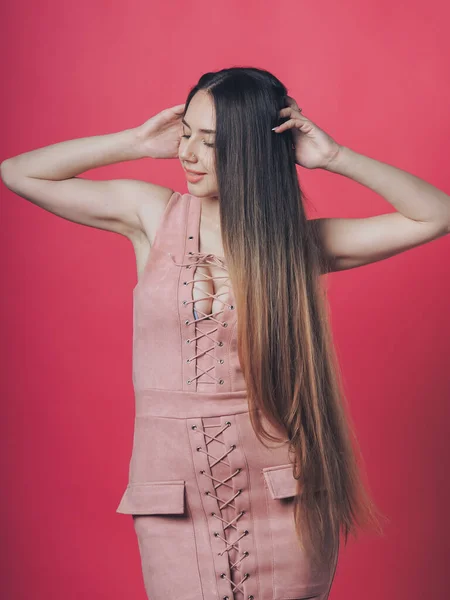 Brunette Sexy Meisje Poseren Roze Achtergrond — Stockfoto