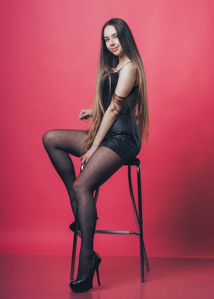 Bruneta Sexy Dívka Pózuje Růžovém Pozadí — Stock fotografie