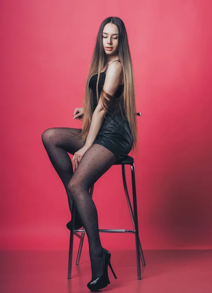 Brünette Sexy Mädchen Posiert Auf Dem Rosa Hintergrund — Stockfoto