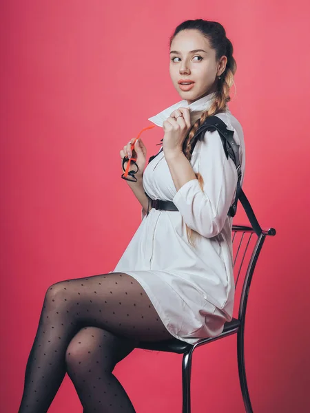 Bruneta Sexy Dívka Pózuje Růžovém Pozadí — Stock fotografie