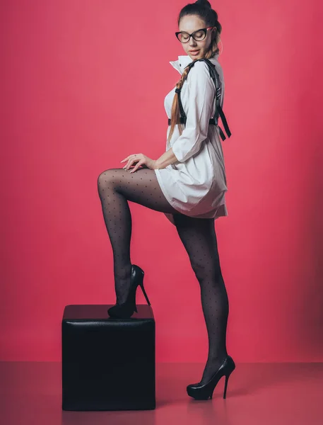 ブルネットセクシー女の子ポルノのザピンクの背景 ロイヤリティフリーのストック画像