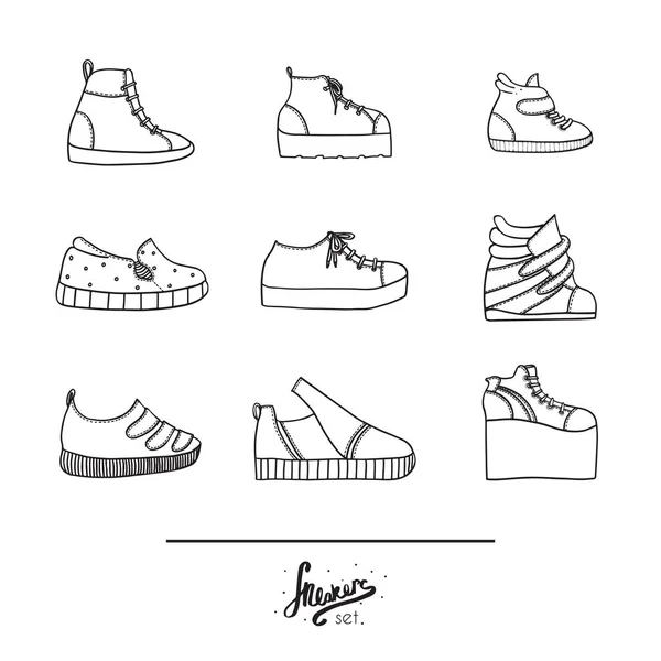 Hermoso conjunto con calzado elegante - zapatillas de deporte en varios estilos y formas. Colección con diferentes zapatos en negro dibujado a mano contorno sobre fondo blanco. Ilustración vectorial en doodle estilo plano — Vector de stock