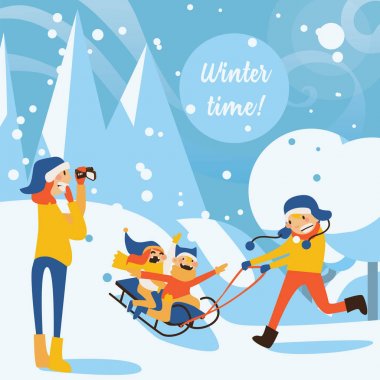 Mutlu aile illüstrasyon halletme çocuklar, baba sürme, kış günü sahnede video kamera ile kayıt anne ile. Snowdrifts ve arka plan ağaçta
