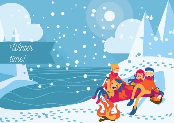 Kış piknik şenlik ateşi, gıda ve meyve ile bir göl kıyısında insanlar