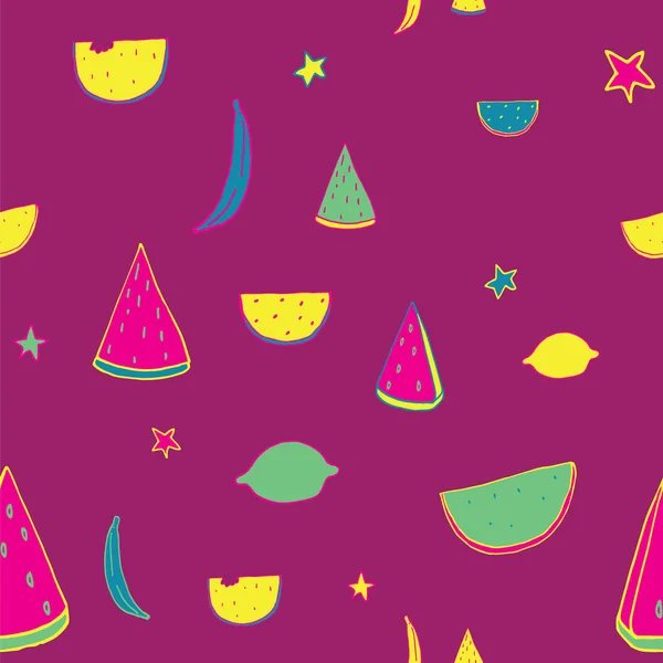 Bonito patrón brillante con frutas dibujadas a mano como plátano, limón, piezas de sandía sobre fondo púrpura . — Vector de stock
