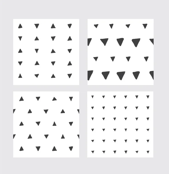 Set med hand dragna sömlösa mönster i svart och vitt baserat å dragit trianglar. — Stock vektor