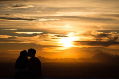 Bir öpücükle günbatımı aşk