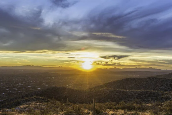 Şehrin üzerinde gün batımı