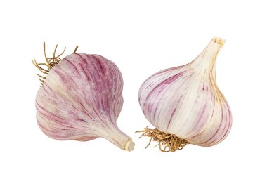 Beyaz arkaplanda sarımsak izole edilmiş.