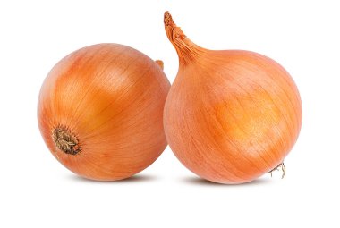 Beyaz arkaplanda soğanlar ve izole edilmiş