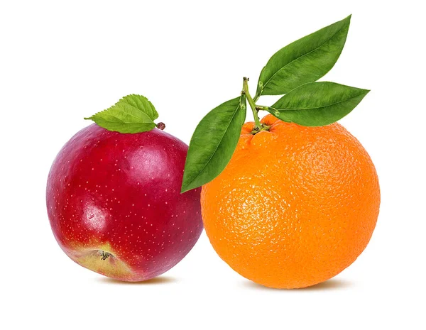 リンゴとオレンジは白地に隔離され — ストック写真