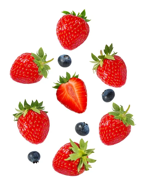 Beyaz arka planda yaban mersinli çilek