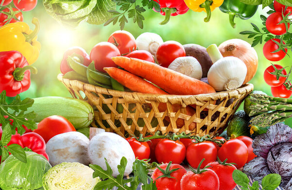 Свежие овощи на коричневом фоне на старом деревянном столе
