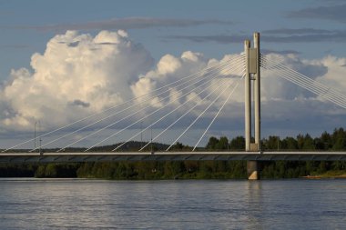 Askılı bridgein Fin Lapland Rovaniemi. 