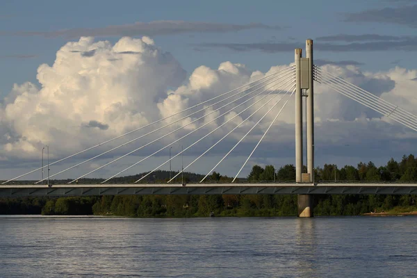 Kábel maradt bridgein a finn Lappföld Rovaniemi. — Stock Fotó