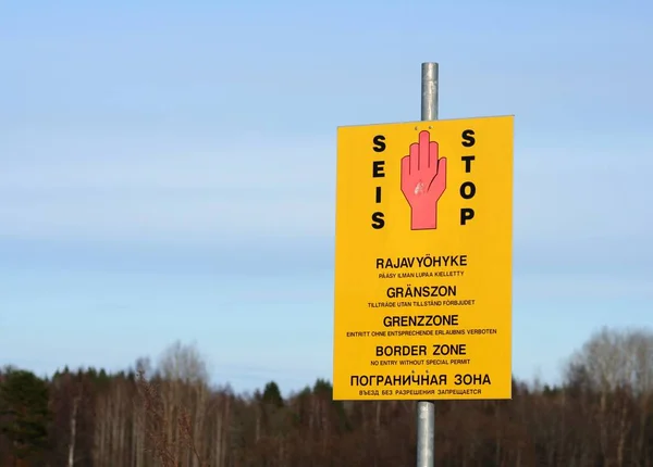 "국경에 "입국 금지" 핀란드와 러시아의 구역 스톡 사진