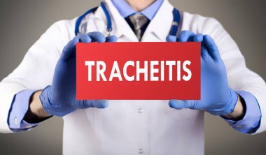 Doktorun mavi eldiven gösterilerinde kelime tracheitis eller. Tıp kavramı.