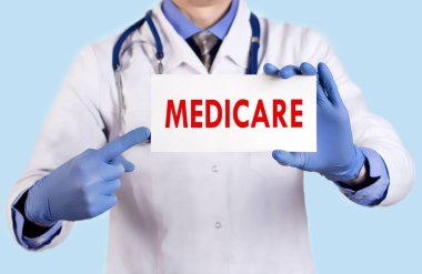 Doktor bir kartı medicare adını tutar. Seçici odak. Tıp kavramı.