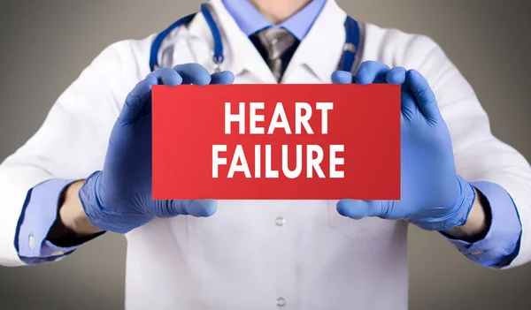 Mâinile medicului în mănuși albastre arată cuvântul insuficiență cardiacă. Conceptul medical . — Fotografie, imagine de stoc