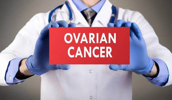 Las manos del doctor en guantes azules muestran la palabra cáncer de ovario. Concepto médico . — Foto de Stock