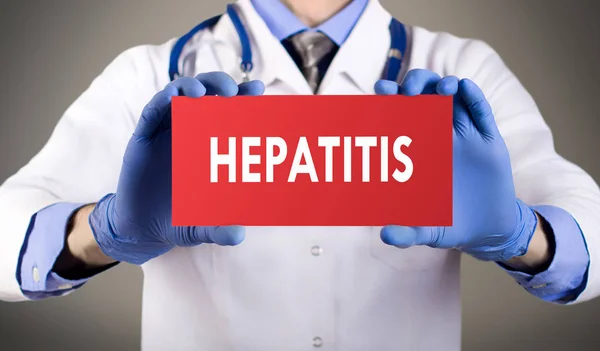 Doctor's handen in handschoenen blauw toont het woord hepatitis. Medische concept. — Stockfoto