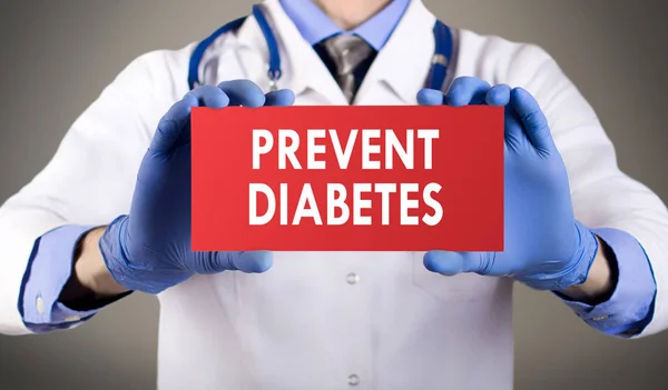 Mãos de doutor em luvas azuis mostra a palavra prevenir diabetes. Conceito médico . — Fotografia de Stock