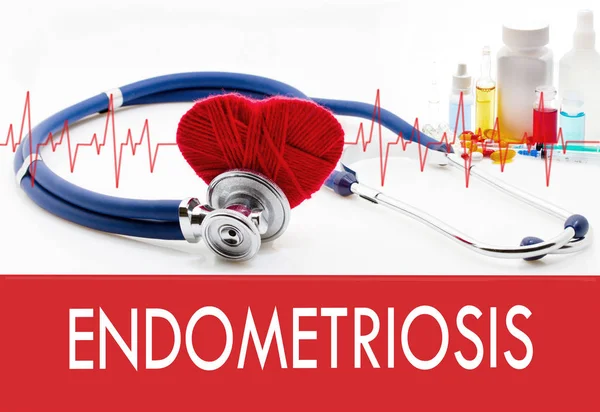 Concept médical, endométriose. Stéthoscope et coeur rouge sur fond blanc — Photo