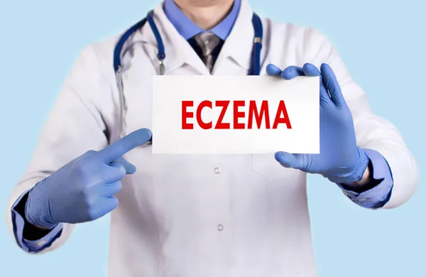 El doctor guarda una tarjeta con el nombre del eczema. Enfoque selectivo. Concepto médico . — Foto de Stock