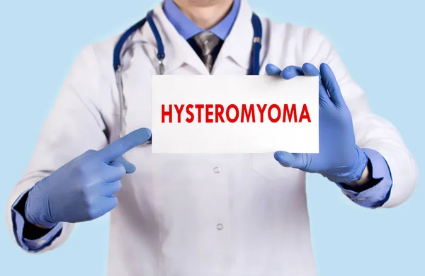 Dokter houdt een kaart met de naam van de hysteromyoma. Selectieve aandacht. Medische concept — Stockfoto