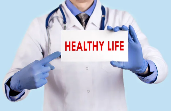 医師は、健康的な生活の名前のカードを保持します。選択と集中。医療コンセプト. — ストック写真