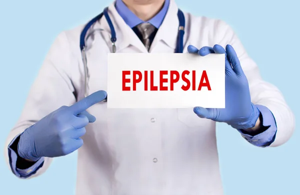 O médico guarda um cartão com o nome da epilepsia. Foco seletivo. Conceito médico . — Fotografia de Stock