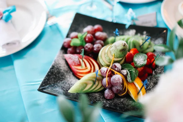 Todo tipo de frutas en un plato negro —  Fotos de Stock