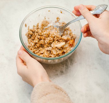 Kız bir Granola ile muz yiyor