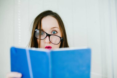 Kız bardaklarda sürpriz kitap görünüyor