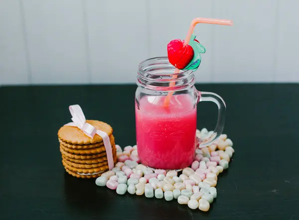 Bebida de fruta de fresa. Galletas cremosas. Dulces multicolores — Foto de Stock