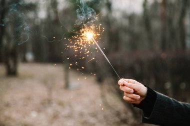 Kız bir maytap tutar