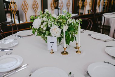 Çiçekli ve mumlu düğün masası.