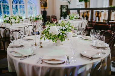 Çiçekli ve mumlu düğün masası.