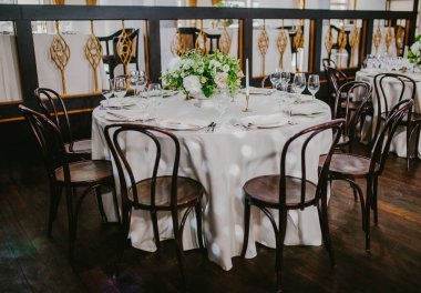 Çiçekli ve mumlu düğün masası.