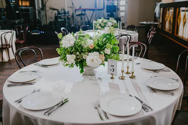 Свадебный стол с цветами и свечами — стоковое фото