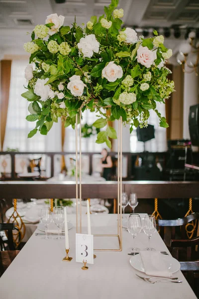 Mesa de boda con flores y velas — Foto de Stock