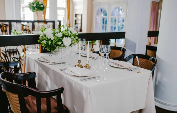 Mesa de boda con flores y velas —  Fotos de Stock